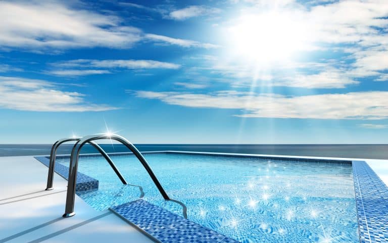 Aménager une plage immergée pour votre piscine