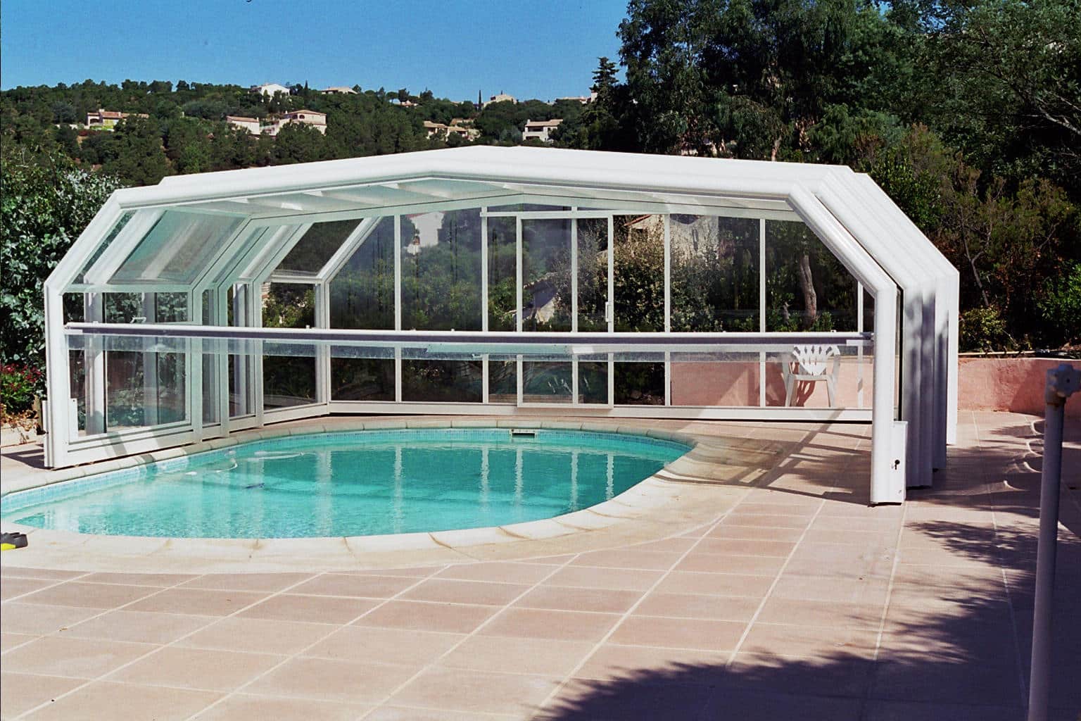Pourquoi choisir un abri piscine haut ?