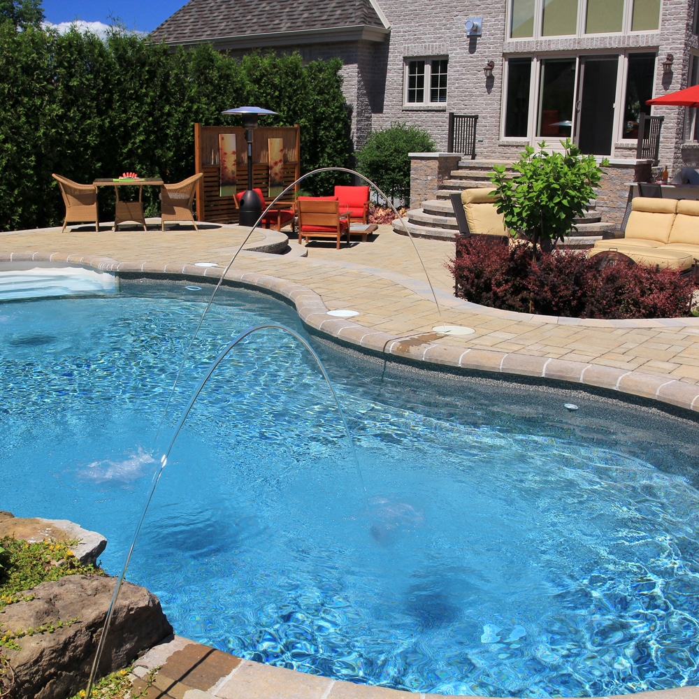 Décorer le bord de la piscine pour la rendre plus agréable