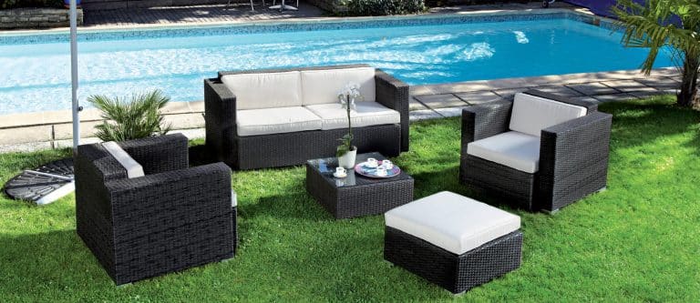 Installer des mobiliers en résine tressée dans le jardin