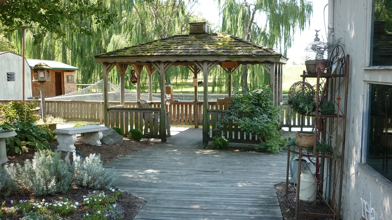 Comment intégrer une pergola dans votre jardin ?