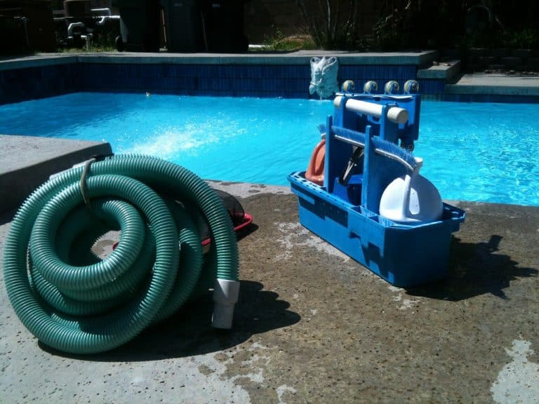 À quelle fréquence votre piscine doit-elle être nettoyée et entretenue ?
