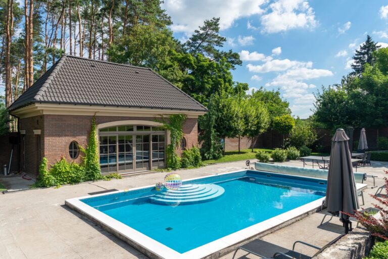 Aménagement d’une piscine : conseils pour un espace détente réussi